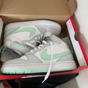 Nike Girls Size 5. Worn once.